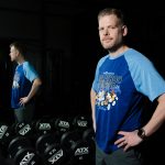 Fitness man achter spiegel